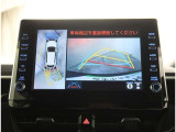 【パノラマモニター】に搭載した4つのカメラにより、車を真上から見ているような映像を表示。運転席から確認しにくい車両周囲の状況を把握できます。