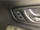 【ドライビングポジションシステム】運転席の高さ・前後スライド・リクライニングの設定を、2名分まで記憶・呼び出しが可能です!