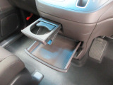 運転席からも助手席からも使いやすい位置に、引き出し式ドリンクホルダーとスマホなどを置けるトレイを配置しています。