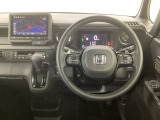 【ハンドル】運転にかかわる様々な操作を安全に行えるように視点移動が少なく操作性に配慮されたスイッチ類が凝縮されたコックピットです。