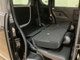 リヤシートの背もたれを左右倒すと、トランクスペースが開放的に広がり荷物もたっぷり収納可能です。