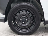 スチールホイールを装着しています。タイヤサイズ165/65R15