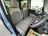 女性でも運転がしやすいように、シートの高さ調整機能(シートリフター)がついています。運転席と助手席の間が空いている為、助手席側への移動がスムーズです。交通量の多い道でも助手席側から乗り降りができます。