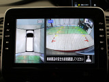 【アラウンドビューカメラ】カメラで映した周囲の映像をナビゲーション画面に表示し、ドライバーの死角を減らし運転負荷を軽減する機能です。映像は、車両の前後と左右のドアミラーに搭載した計4台で映します。