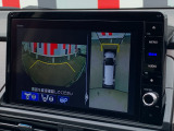 ■マルチビューカメラシステム■車両の前後と左右のドアミラーに計4台のカメラを搭載!上空から見下ろしたような視界などの数種類のビューをご用意し、ドライバーの死角を減らして運転負荷を軽減いたします