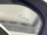 【ブラインドスポットモニター】走行中、ドアミラーの死角になりやすい箇所に後続車が接近するとサイドミラーのレンズに警告を表示!ドライバーに注意喚起をしてくれます。