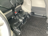 後席の座面をはね上げれば、ベビーカー等も積み込めます。