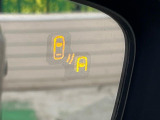 【ブラインドスポットモニタリング】走行中、ドアミラーの死角になりやすい箇所に後続車が接近するとサイドミラー付近に警告を表示、ドライバーに注意喚起をしてくれます。