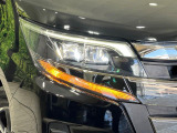 【LEDヘッドライト】悪天候や夜間走行時も良好な視界を確保し安心して運転できる高輝度LEDヘッドライトを装備!点灯速度が早く、消費電力も抑えられています。