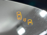 【ブラインドスポットモニタリング】走行中、ドアミラーの死角になりやすい箇所に後続車が接近するとサイドミラー付近に警告を表示、ドライバーに注意喚起をしてくれます。
