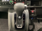 CVT車のセレクトレバーです。低速から高速まで、変速ショックのないスムーズな走りと、エンジン効率のよい領域を維持して燃費にも貢献します。サイドブレーキはスイッチ操作の電子制御パーキングブレーキです。