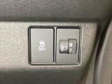 ハンドルの右側にはヘッドライトレベライザーとVSA(ABS+TCS+横滑り抑制)の解除スイッチがついています。ヘッドライトレベライザーは道路状況や積荷の加重に応じてライトの高さを調節できます。