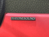【DIATONESサウンドシステム】メーカーオプションの高品位サウンドシステムを搭載。専用のチューニングが施された大小様々なスピーカーから良質なサウンドが奏でられ、臨場感あふれる音響空間を演出します。