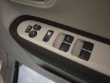 パワーウィンドウのスイッチですよ。運転席に居ながら窓を開け閉めのコントロールできます。