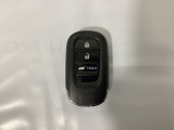 スマートキーを装備しています。鍵を差し込むことなくドアロックの開け閉めと、スタートボタン操作でのエンジンスタートができます。ボタン操作でトランクが開けられる電動テールゲートのボタンもついています。