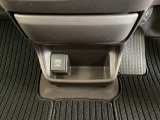 アクセサリーソケットはUSBのアダプターなどをつければ、スマホの充電にも使えます。周辺には物が置けるボックスがついています。