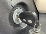 【キーレス】少し離れた場所からでもボタン一つでドアの開錠・施錠ができるのでとっても便利!ドアの鍵穴周りに傷をつけることもありません♪