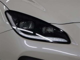 Bi-Beam LEDヘッドランプ(オートレベリング機能付+LEDクリアランスランプ+LEDターンランプ)が装着されています。