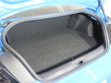 スポーツカーでも日常使いには、十分な積載容量のあるトランクスペースです!更にたくさんの荷物や長めの荷物を積みたい時は、リヤシートのシートバックを倒してトランクスペースの積載容量UPで対応できます!