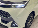 【LEDヘッドライト】悪天候や夜間走行時も良好な視界を確保し安心して運転できる高輝度LEDヘッドライトを装備!点灯速度が早く、消費電力も抑えられています。