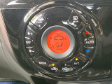 【オートエアコン】一度お好みの温度に設定すれば、車内の温度を検知し風量や温度を自動で調整。暑い&hellip;寒い&hellip;と何度もスイッチ操作をする必要はありません。快適な車内空間には必須の機能ですね♪