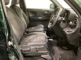 女性でも運転がしやすいようにシートの高さ調整機能(シートリフター)がついています。座面も厚みがあり背もたれも高く、ゆったりくつろいでお乗りいただけるシートです。