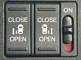 【両側パワースライドドア】スマートキーや運転席のスイッチで後席両側スライドドアの開閉が可能♪電動だから力を入れてドアを開ける必要が無く、小さなお子様でも簡単に開け閉めでき快適です♪