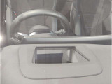 【ヘッドアップディスプレイ】現在の車速表示や目的地へのルート案内やメディア関連のリストを表示する事が可能です。視線移動を減らす事によりドライブに集中して頂けます。