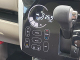 【オートエアコン】一度お好みの温度に設定すれば、車内の温度を検知し風量や温度を自動で調整。暑い&hellip;寒い&hellip;と何度もスイッチ操作をする必要はありません。快適な車内空間には必須の機能ですね♪