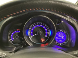 真ん中にスピードメーターを配した、見やすい3眼メーターになっています。右側のインフォメーション画面でオドメーターや燃費などの情報を確認できます。