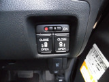 狭い駐車場や壁際でもドアをぶつける心配が少なく開けられる両側スライドドアです。両側共に電動で、開閉操作も楽々です!