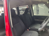 運転席まわりです。実際に座ってみて、乗り心地を体験してみてください,視界も良好です。