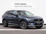 XC60の彫刻のようなエクステリアは、停まっているときでさえ動きを感じさせるダイナミックな造形。スカンジナビアンデザインの伝統に根ざしたそのスタイルは、すべてのディテールに美しさと機能性が息づいていま