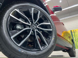 【純正アルミホイール】外観にマッチした純正アルミホイールを装着しております。各種社外アルミホイールや、スタッドレスタイヤも取扱いしております。是非ご相談ください♪