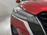 LEDヘッドライトは、点灯の瞬間から最大光量を発揮し、突然暗くなるトンネルなどでの安定感を高めます。