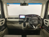 【前方視界】開放的な前方視界!運転がしやすく疲れにくいです♪窓が大きく、見通しがとっても良いおクルマですよ♪
