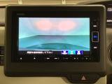 ギヤをR(バック)に入れるとナビの画面に後ろの映像が映るリアカメラ付です。後退時、コンディションが悪い視界でもカラーバックモニターがドライバーをサポートします。