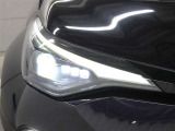 Bi-Beam LEDヘッドランプ(ブラックエクステンション)+LEDクリアランスランプ+LEDターンランプ+LEDデイライトが装着されています。
