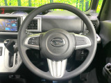 インテリアに合わせたデザインのステアリングは、運転される方のことも考え、運転しやすい形状、大きさです。是非一度、実際に触ってお確かめください。