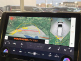 【パノラミックビューモニター】専用のカメラにより、上から見下ろしたような視点で360度クルマの周囲を確認することができます☆死角部分も確認しやすく、狭い場所での切り返しや駐車もスムーズに行えます。
