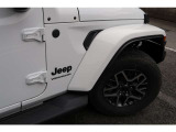 スペアタイヤ完備、Jeepの車らしくもしもの時も安心ですね。