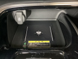 センターコンソールにはワイヤレス充電器を装備してます。Qi(チー)規格対応のスマートフォンなどを置くだけでワイヤレスで充電可能です。またスマートフォンの充電可能なUSB端子なども別途装備しています。