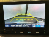 リバースギアに入れるだけで後方の表示へ切り替わります。夜間や雨の日の駐車も楽になりますよ。