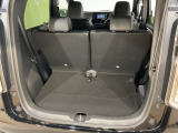 後席のシートをスライドさせると、広い荷室空間が生まれます。
