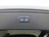 オートマチックテールゲート付き。アドバンストキーのボタンの長押し、運転席のドアのスイッチで開閉できます。