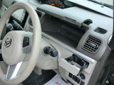 運転席側にも便利な収納やドリンクホルダー付いています。