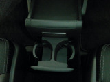 運転席からも助手席からも使いやすい位置にドリンクホルダーを配置しています。