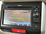 バックモニター装備。画面にて後方の確認が行えるので、バック駐車や車庫入れの際には重宝します。車の運転に慣れない方でも安心のガイドライン表示機能付。