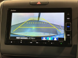 リバースギアに入れるだけで後方の表示へ切り替わります。夜間や雨の日の駐車も楽になりますよ。