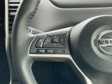 オーディオの切り替えやボリュームの調節はハンドルにあるステアリングスイッチで操作出来るので安全ですよ!